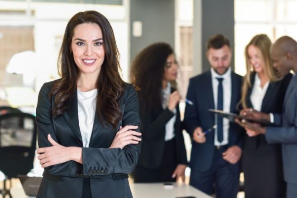 jefe de produccion junto a su equipo