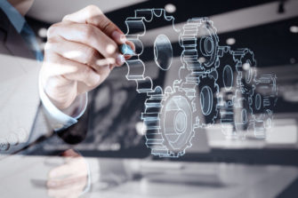 Director de operaciones trabajando