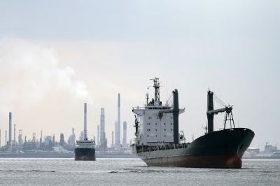 barco de carga que respeta los Incoterms 2020