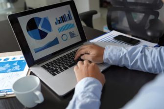 Dashboard logístico ordenador gráficas