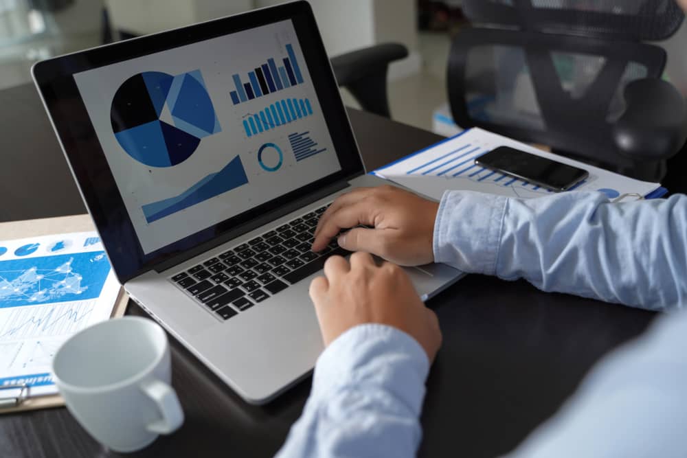 Dashboard logístico ordenador gráficas